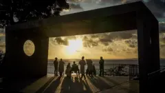 Un grupo de pacientes en la terraza del hospital que mira al mar