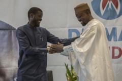 Ousmane Sonko (en blanc) et Bassirou Diomaye Faye (en bleu), à Dakar le 15 mars 2024.