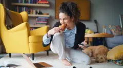 Croissant yiyen bir kadın