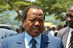 Paul Biya en costume bleu ciel. 