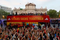 Jugadores de España celebran en el autobús mientras este pasa junto a los aficionados durante el desfile del trofeo de la Copa Mundial de la FIFA 2026, el 20 de julio de 2026 en Madrid, España.