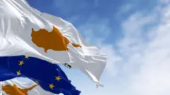 Kıbrıs ve AB bayrakları