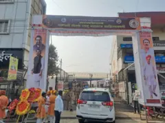 शिवेंद्रसिंह राजे भोसले आणि उदयनराजे भोसले यांचे फोटो असलेल्या कमानी. 