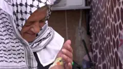 คุณยายในฉนวนกาซาฝ่าการทิ้งระเบิดของอิสราเอล เพื่อกลับไปช่วยนกของเธอ