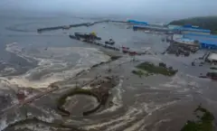 Rusya'da kıyıya vuran dalgalar. 