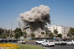 Momento en el que cae una bomba sobre un edificio en Damasco
