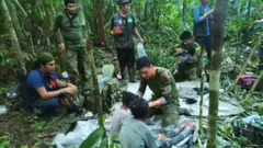 Agentes com fardas camufladas cuidando de crianças no meio da floresta