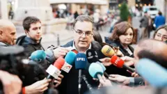 Juan Cuatrecasas Asua frente aos microfones de diversos órgãos de imprensa espanhóis