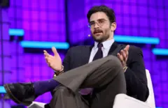 Hasan Piker fala em um palco