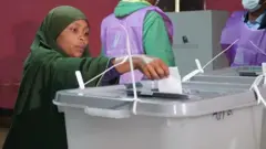 ድምጽ የምትሰጥ ሴት