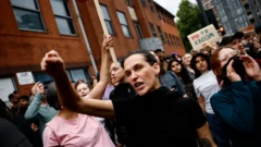 வலதுசாரி போராட்டக்காரர்களுக்கு எதிராக வீதியில் இறங்கிய மக்கள்