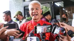 Calon presiden nomor urut 3 Ganjar Pranowo menjawab pertanyaan wartawan usai pertemuan dengan TPN Ganjar-Mahfud di Gedung High End, Jakarta, Kamis (15/02)