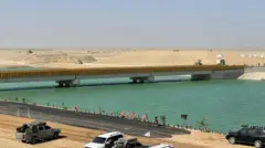 چندین پل بر روی کانال قوش‌تپه ساخته شده است