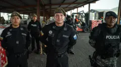 O major da polícia de Guaiaquil e policiais no porto