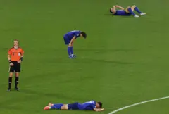 Jugadores de Croacia en el piso tras terminar el partido con Portugal.
