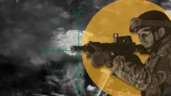 Um militar com uma arma na mão mirando um alvo.