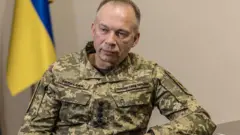 Oleksandr Syrskyi veste roupa militar camuflada