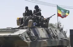 ታንክ ላይ የተቀመጡ ወታደሮች እና የሚውለበለብ የኢትዮጵያ ባንዲራ