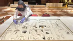 Petugas Museum Nasional.