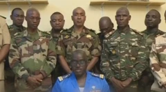 Capture d'image d'un groupe de militaires faisant leur déclaration à la télé nationale