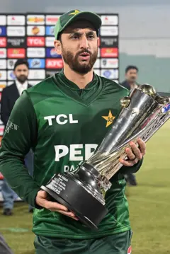 पाकिस्तान क्रिकेट टीम के कप्तान सलमान आगा वर्ल्ड कप ट्रॉफी के साथ