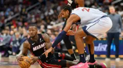 Teri Rozir (levo) na parketu sa loptom u rukama