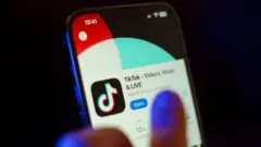 Fotografia de celular com aplicativo do Tik Tok
