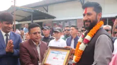 रास्वपाका सभापति रवि लामिछाने चितवन क्षेत्र नम्बर २ निर्वाचित भएपछि प्रमाणपत्र लिँदै