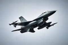 Un caza F-16, en vuelo.