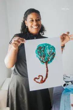 Flávia Krummenacher segura papel com carimbo feito com placenta