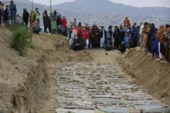 مراسم خاکسپاری دستهجمعی قربانیان در کابل