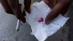 ရန်ကုန်မြို့လယ်ခေါင်မှာ စိတ်ကြွရူးသွပ်ဆေးပြား ၁ ပြားတန်ဖိုးဟာ မြန်မာကျပ်ငွေ ၁ ထောင် အောက်ရောက်လာ