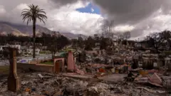 Ruínas de casas incendiadas no sul da Califórnia, nos Estados Unidos, que também foram atingidas por um rio atmosférico
