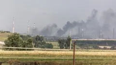 Umwotsi uzamuka mu kirere cy'umutsi wa Lysychansk kubera imirwano ikaze