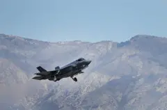 Um jato F-35A durante uma missão de treinamento em 2016