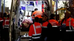 نُقل المصابون جراء حادثة خروج قطار عن مساره المميتة إلى مستشفى كاسيتا مونيسيبال في بلدة أداموز، حيث تلقوا العلاج بعد خروج قطار فائق السرعة عن مساره واصطدامه بقطار آخر قادم بالقرب من قرطبة، إسبانيا.