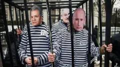 Перформанс актеров около российского посольства.