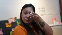 菲律宾移工伊莉莎白接受BBC采访时提及其他干部也因抗争遭解雇，忍不住伤心落泪。