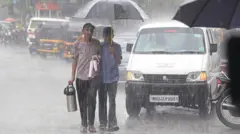 फ्लॅश फ्लडचा इशारा, पुराचा धोका आणि रेड अलर्ट; महाराष्ट्रात पावसाचा अंदाज काय?