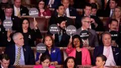 Democratas da Câmara durante o discurso de Trump.