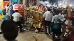 திருப்பரங்குன்றம் மலையில் தீபம் ஏற்றுவது தொடர்பாக தள்ளுமுள்ளு