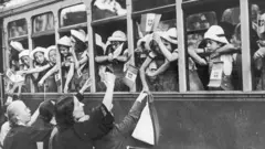 Mães se despedem de crianças sendo evacuadas de trem de Roma (Itália) em 1940, durante a Segunda Guerra Mundial