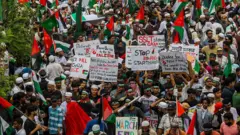 গাজায় ইসরায়েলি 'গণহত্যার' প্রতিবাদে ঢাকার সোহরাওয়ার্দী উদ্যানে 'মার্চ ফর গাজা' কর্মসূচি পালিত হয়