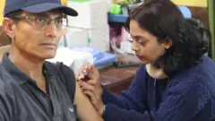 तनहुँको व्यास नगरपालिका–२ स्थित केराबारी स्वास्थ्य केन्द्रमा कोभिड–१९ विरुद्धको खोप लगाउँदै