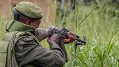 Umusirikare ufite imbunda