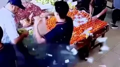 Kyamarar tsaro ta cikin wani shagon sayayya ta nuna yadda ɗaya daga na'urarorin sadarwa ta fashe