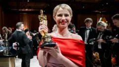 ఉత్తమ నటి: జెస్సీ బక్లీ (హామ్నెట్)