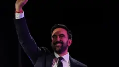 ممداني يلوح بيده.