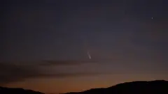 दक्षिण अमेरिकेच्या उरुग्वेमध्ये टिपलेला त्सुचिंशान-अ‍ॅटलास धूमकेतूचा फोटो