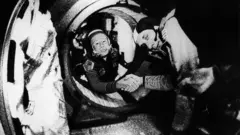 Komandan kru Soyuz dari Uni Soviet, Alexei Leonov (kiri), dan komandan kru Apollo dari Amerika Serikat, Thomas Stafford (kanan), berjabat tangan di luar angkasa pada 17 Juli 1975.